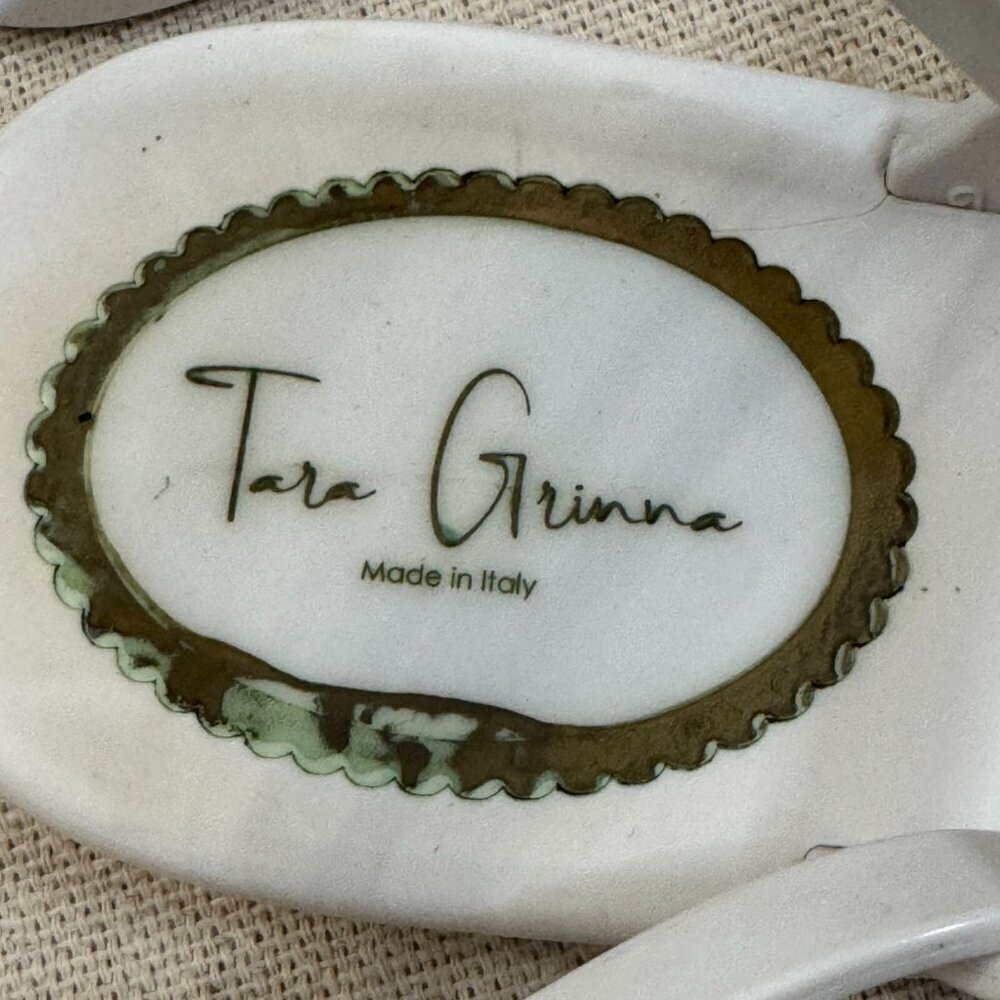 Tara Grinna White Thong Sandals Women’s 9 Italy Gold Logo Jelly Flat Beach - Picture 12 of 15